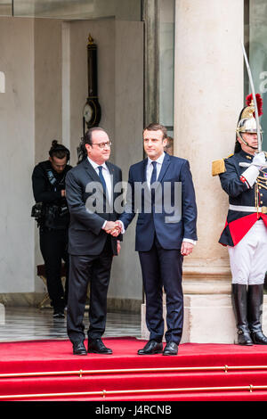 Paris, Frankreich. 14. Mai 2017. Francois Hollande begrüßt Emmanuel Macron. Emmanuel Macron Einweihung als Frankreichs neuer Präsident im Elysée-Palast in Paris, Frankreich, am 14. Mai 2017. Bildnachweis: Phanie/Alamy Live-Nachrichten Stockfoto