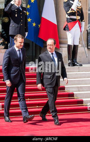 Paris, Frankreich. 14. Mai 2017. Der neue Präsident begleitet Francois Hollande zu seinem Auto. Emmanuel Macron Einweihung als Frankreichs neuer Präsident im Elysée-Palast in Paris, Frankreich, am 14. Mai 2017. Bildnachweis: Phanie/Alamy Live-Nachrichten Stockfoto