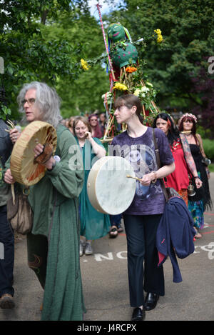 Russell Square, London, UK. 14. Mai 2017. Heiden auf ihrer jährlichen Pagan Pride parade nahe Russell Square in London. Bildnachweis: Matthew Chattle/Alamy Live-Nachrichten Stockfoto