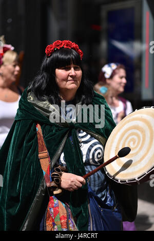 Russell Square, London, UK. 14. Mai 2017. Heiden auf ihrer jährlichen Pagan Pride parade nahe Russell Square in London. Bildnachweis: Matthew Chattle/Alamy Live-Nachrichten Stockfoto