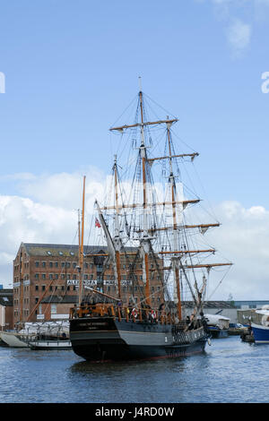 Gloucester, Großbritannien. 14. Mai 2017. Dreimaster Viermastbark Earl of Pembroke verlässt Gloucester Docks nach kurzer Zeit von Reparaturen und Wartungen im Trockendock. Kredit: Chris Poole/Alamy Live News Bildnachweis: Chris Poole/Alamy Live-Nachrichten Stockfoto