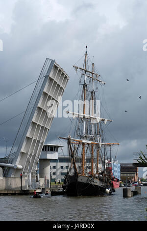 Gloucester, Großbritannien. 14. Mai 2017. Dreimaster Viermastbark Earl of Pembroke verlässt Gloucester Docks nach kurzer Zeit von Reparaturen und Wartungen im Trockendock. Kredit: Chris Poole/Alamy Live News Bildnachweis: Chris Poole/Alamy Live-Nachrichten Stockfoto