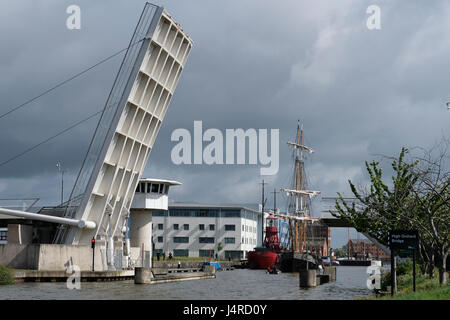 Gloucester, Großbritannien. 14. Mai 2017. Dreimaster Viermastbark Earl of Pembroke verlässt Gloucester Docks nach kurzer Zeit von Reparaturen und Wartungen im Trockendock. Kredit: Chris Poole/Alamy Live News Bildnachweis: Chris Poole/Alamy Live-Nachrichten Stockfoto