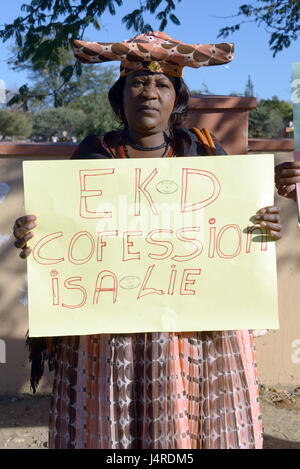 Windhoek, Namibia. 14. Mai 2017. Ein Demonstrant hält ein Schild, das liest "EKD Beichte ist eine Lüge" außerhalb des Stadions in Windhoek, Namibia, 14. Mai 2017. Mehr als 9.000 Menschen feierten am Sonntag den 500. Jahrestag der Reformation in der namibischen Hauptstadt. Die Masse im Stadion in Windhoek fand im Rahmen der 7-Tage-Vollversammlung des Lutherischen Weltbundes (LWB). Foto: Gioia Forster/Dpa/Alamy Live News Stockfoto