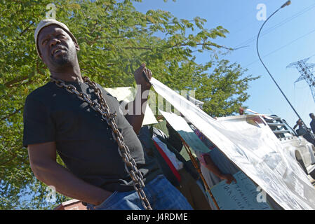 Windhoek, Namibia. 14. Mai 2017. Ein Demonstrator außerhalb des Stadions in Windhoek, Namibia, 14. Mai 2017. Mehr als 9.000 Menschen feierten am Sonntag den 500. Jahrestag der Reformation in der namibischen Hauptstadt. Die Masse im Stadion in Windhoek fand im Rahmen der 7-Tage-Vollversammlung des Lutherischen Weltbundes (LWB). Foto: Gioia Forster/Dpa/Alamy Live News Stockfoto