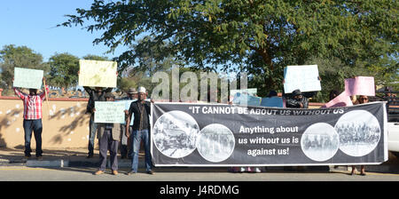 Windhoek, Namibia. 14. Mai 2017. Demonstranten außerhalb des Stadions in Windhoek, Namibia, 14. Mai 2017. Mehr als 9.000 Menschen feierten am Sonntag den 500. Jahrestag der Reformation in der namibischen Hauptstadt. Die Masse im Stadion von Windhoek fand im Rahmen der 7-Tage-Vollversammlung des Lutherischen Weltbundes (LWB). Foto: Gioia Forster/Dpa/Alamy Live News Stockfoto