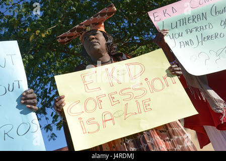 Windhoek, Namibia. 14. Mai 2017. Ein Demonstrant hält ein Schild, das liest "EKD Beichte ist eine Lüge" außerhalb des Stadions in Windhoek, Namibia, 14. Mai 2017. Mehr als 9.000 Menschen feierten am Sonntag den 500. Jahrestag der Reformation in der namibischen Hauptstadt. Die Masse im Stadion in Windhoek fand im Rahmen der 7-Tage-Vollversammlung des Lutherischen Weltbundes (LWB). Foto: Gioia Forster/Dpa/Alamy Live News Stockfoto