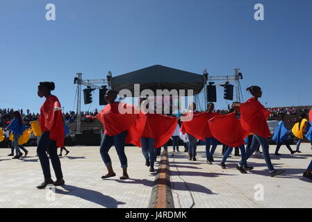 Windhoek, Namibia. 14. Mai 2017. Kinder in bunten Umhänge bilden die Luther-rose im Stadion in Windhoek, Namibia, 14. Mai 2017. Mehr als 9.000 Menschen feierten am Sonntag den 500. Jahrestag der Reformation in der namibischen Hauptstadt. Die Masse im Stadion in Windhoek fand im Rahmen der 7-Tage-Vollversammlung des Lutherischen Weltbundes (LWB). Foto: Gioia Forster/Dpa/Alamy Live News Stockfoto