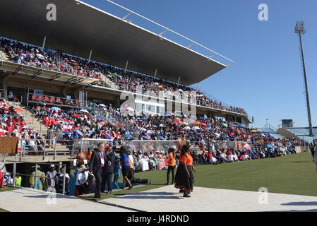 Windhoek, Namibia. 14. Mai 2017. Menschen auf der Tribüne im Stadion in Windhoek, Namibia, 14. Mai 2017. Mehr als 9.000 Menschen feierten am Sonntag den 500. Jahrestag der Reformation in der namibischen Hauptstadt. Die Masse im Stadion in Windhoek fand im Rahmen der 7-Tage-Vollversammlung des Lutherischen Weltbundes (LWB). Foto: Gioia Forster/Dpa/Alamy Live News Stockfoto