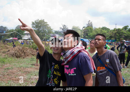 Yasothon, Thailand. 14. Mai 2017. Die Menschen sehen eine riesige hausgemachte Rakete als Geste zu Gott wegen der Regenzeit während der Ban Bung Fai Rocket Festival in Yasothon, Thailand fliegen. Bildnachweis: PixelPro/Alamy Live-Nachrichten Stockfoto