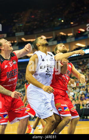 O2 Arena, London, UK, 14. Mai 2017. Spannungen laufen hoch am Basketball BBL Playoff Final 2017 zwischen Pokalsieger Newcastle Eagles und Leicester Riders. Leicester-Fahrer gewinnen 84-63. Bildnachweis: Imageplotter und Sport/Alamy Live Nachrichten Stockfoto