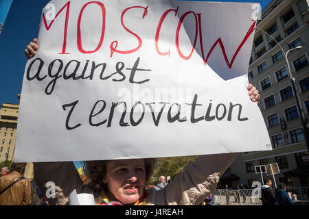 Moskau, Russland. 14. Mai 2017. Demonstranten während einer Protestaktion in Moskau gegen den umstrittenen Stadtplan Sowjet-Ära Wohnblocks niederzuschlagen und die alten Stadtviertel in Moskau, Russland-Kredit zu sanieren: Nikolay Vinokurov/Alamy Live News Stockfoto