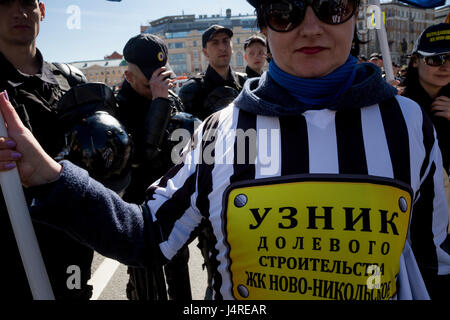 Moskau, Russland. 14. Mai 2017. Demonstranten während einer Protestaktion in Moskau gegen den umstrittenen Stadtplan Sowjet-Ära Wohnblocks niederzuschlagen und die alten Stadtviertel in Moskau, Russland-Kredit zu sanieren: Nikolay Vinokurov/Alamy Live News Stockfoto