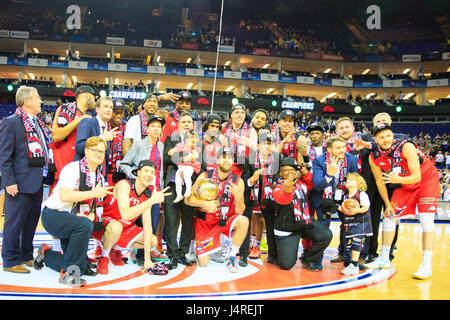 O2 Arena, London, Uk, 14. Mai 2017.  Das Siegerteam, Leicester Riders, mit ihrer Trophäe. Leicester-Fahrer gewinnen 84-63. Spannungen waren hoch am Basketball BBL Playoff Final 2017 zwischen Pokalsieger Newcastle Eagles und Leicester Riders. Bildnachweis: Imageplotter und Sport/Alamy Live Nachrichten Stockfoto