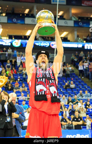 O2 Arena, London, Uk, 14. Mai 2017.  Die Gewinner mit ihrer Trophäe. Leicester-Fahrer gewinnen den Playoff final 84-63 im Vergleich zu den Adlern. Spannungen waren hoch am Basketball BBL Playoff Final 2017 zwischen Pokalsieger Newcastle Eagles und Leicester Riders. Bildnachweis: Imageplotter und Sport/Alamy Live Nachrichten Stockfoto