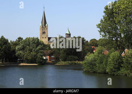 Deutschland, Niedersachsen, samt Pfarrei Bersenbrück, Ankum, Ankumer See, St. Nikolaus Kirche Stockfoto