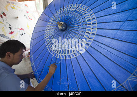 Thailand, Chiang Mai, Bo Song Umbrella Dorf, Mann, Produktion, Papier Bildschirm, blau, Farbe, kein Model-Release Stockfoto