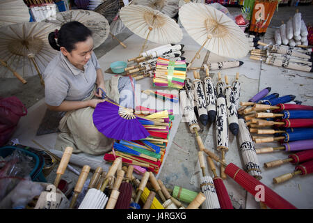 Thailand, Chiang Mai, Bo Song Umbrella Dorf, Frau, Produktion, Papier-Bildschirme, Felder, keine Model-Release Stockfoto