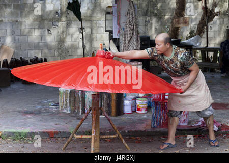 Thailand, Chiang Mai, Bo Song Umbrella Dorf, Mann, Produktion, Papier Bildschirm, Farbe, rot, kein Model-Release Stockfoto