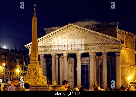 Italien, Rom, Pantheon in der Nacht, Touristen, kein Model-release Stockfoto