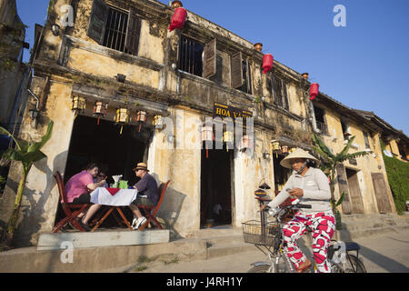 Vietnam, Hoi an, Cafés in der Altstadt, Radfahrer, kein Model-Release, Stockfoto