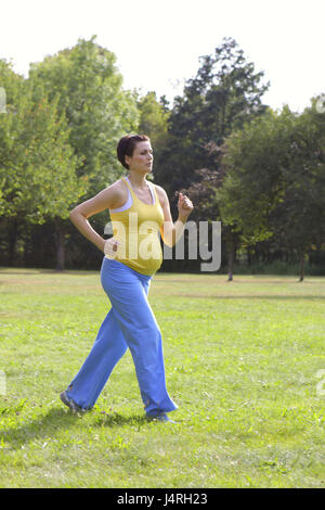 Schwangere Frau im Sommer hält sich Fit mit Walking, Modell veröffentlicht, Stockfoto