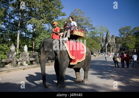 Kambodscha, Siem Reap, Angkor Wat, Angkor Tohm Tempel, Südtor, Tourist, Elefant, Reiten, Stockfoto