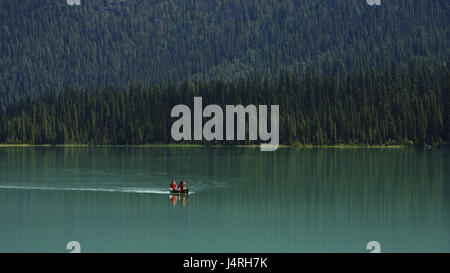 See, Türkis, leise, Spiegelung, Kanu, zwei Menschen, Paddeln, Ufer, bewaldet, Farbe, tuning, Kanada, Provinz British Columbia, Yoho National park, Rocky Mountains, Emerald Lake, Emerald Lake Lodge, kein Model-Release Stockfoto