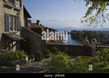 Älteres Paar, schauen, genießen, Ansicht, Stadt, Fluss, See, Bergpanorama, Schweiz, Kanton Bern, Stadt Thun, kein Model-Release Stockfoto