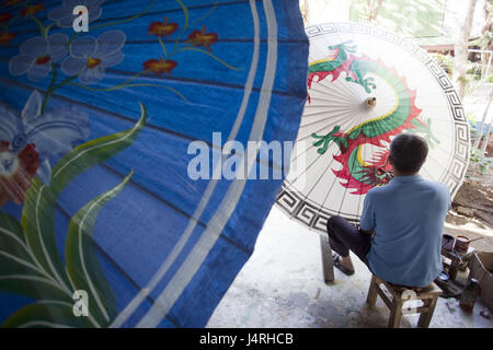 Thailand, Chiang Mai, Bo Song Umbrella Dorf, Mann, Produktion, Papier Bildschirm, Farbe, Rückansicht, Detail, kein Model-Release Stockfoto