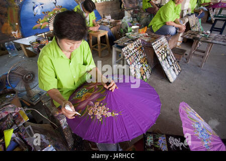 Thailand, Chiang Mai, Bo Song Umbrella Dorf, Frau, Produktion, Papier-Bildschirme, kein Model-Release Stockfoto