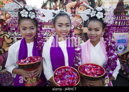 Thailand, Chiang Mai, Chiang Mai Flower Festival, Mädchen, drei, Blumenschmuck, Kostüme, traditionell, Stockfoto