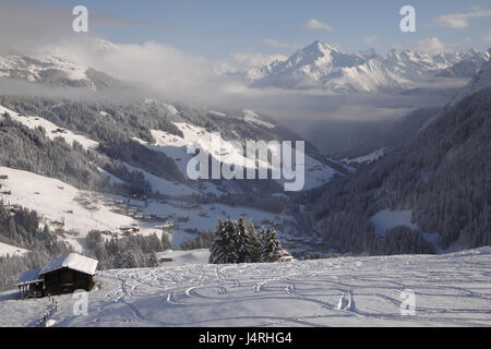 Heu-Scheune, Stahlwerke, Berg, Tal, tief verschneiten, cloud Schleier, Bergpanorama, Winterlandschaft, Österreich, Tirol, Zillertal, Tux, Bach Laner, Stockfoto