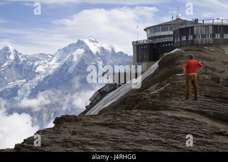 Top terminal Schilthorn, Mann, mittleren Alters, nur vertikale, Bergpanorama, Schweiz, Kanton Bern, Lauterbrunnertal, keine Modellfreigabe genießen, Stockfoto