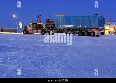 Nordamerika, Kanada, Yukon-Territorium, Dempster Highway, Eagle Plains, Autohof, Abend, Winter, Stockfoto