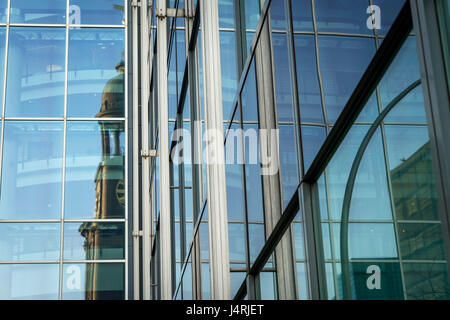 Windows Reflexion: die Kirche "Der Michel", der Hamburger Wahrzeichen - St. Michaelis Kirche in Hamburg (Deutschland) Stockfoto