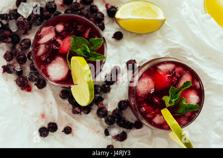 Beeren-Cocktail mit Minze und Limette in Gläser selektiven Fokus Draufsicht Stockfoto