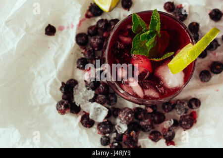 Beeren-Cocktail mit Minze und Limette im Glas selektiven Fokus Draufsicht Stockfoto