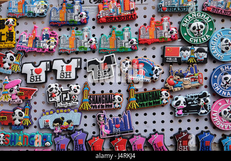 Souvenirs anzeigen in einem typischen shop Qibao Wasserstadt ist Shanghai Stockfoto