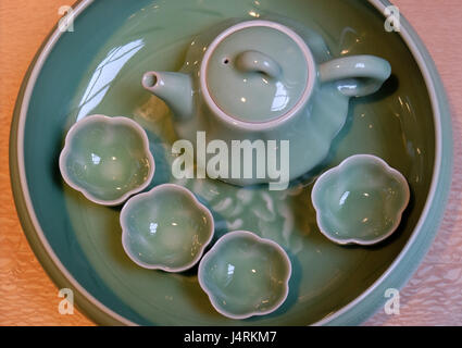 Keramik Teekanne und Zubehör in einem asiatischen Shop in Shanghai, China, 27. Februar 2016. Stockfoto