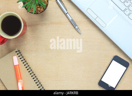 Top View Notebook, Stift, schwarzer Kaffee, Baum, Hinweis Papier, Smartphone, Laptop, stationäre auf Office Schreibtisch-Hintergrund. Stockfoto