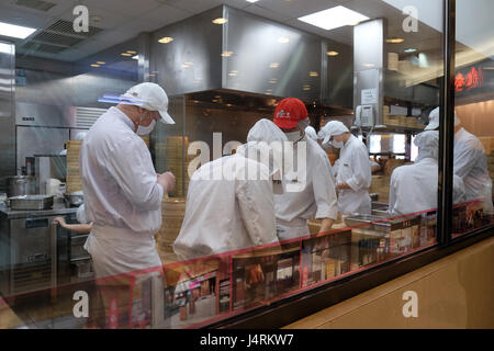 Chinesische Köche bereiten das Essen im Restaurant im Einkaufszentrum in Shanghai, China, 28. Februar 2016. Stockfoto