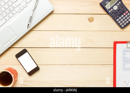 Top View Notebook, Bleistift, schwarzer Kaffee, Kaktus, schauen, Laptop, stationär, Stift, Taschenrechner auf Office Schreibtisch-Hintergrund. Stockfoto