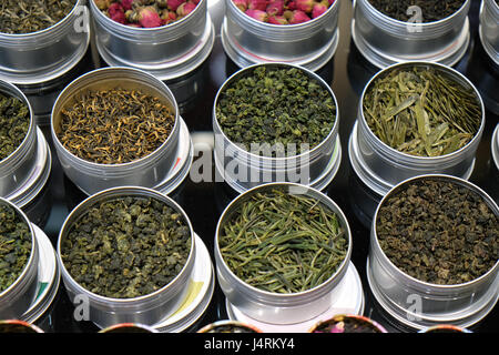 Verschiedene Arten von Tee in Metall Töpfe zum Verkauf in einem chinesischen Tee-Shop in Shanghai, 29. Februar 2016 ausgesetzt. Stockfoto