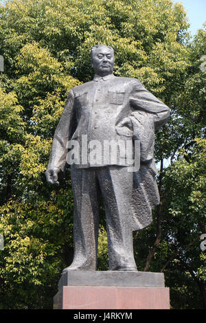 Statue von Chen Yi, erster Bürgermeister von Shanghai on the Bund in Shanghai. Stockfoto
