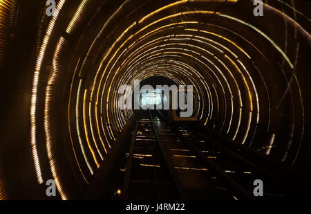 Sightseeing-Tunnel unter Huangpu River in Shanghai, China, 29. Februar 2016. Stockfoto