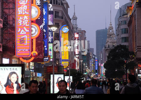 Neon-Schilder beleuchtet an der Nanjing Road. Die Gegend ist das wichtigste Einkaufsviertel in Shanghai, China Stockfoto