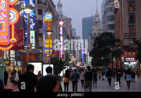 Neon-Schilder beleuchtet an der Nanjing Road. Die Gegend ist das wichtigste Einkaufsviertel in Shanghai, China Stockfoto