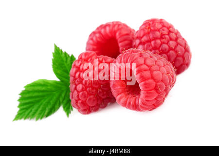 Isolierte Himbeeren. Frische Himbeeren mit Blatt isoliert auf weißem Hintergrund Stockfoto