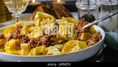 Nahaufnahme der köstlich dampfenden Tortellini in Bolognese-sauce Stockfoto